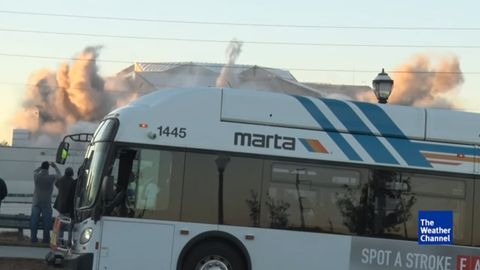 Stadionning portlashini tasvirga olmoqchi bo‘lgan operatorga avtobus xalaqit berdi (video)