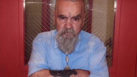 Amerikada ashaddiy qotil Charlz Menson hayot uchun kurashmoqda