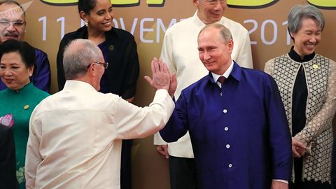 Video: Putin Peru prezidentiga besh tashladi