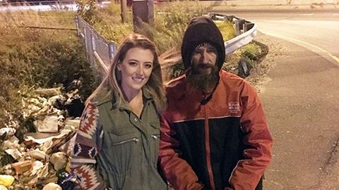 Amerikaliklar yo‘lda qolib ketgan qizni qutqargan uysiz uchun 370 ming dollar xayriya qildi