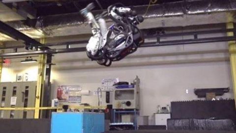 Атлас роботи сальто қилишни ўрганди (видео)