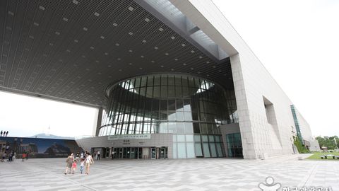 Shavkat Mirziyoyev va Mun Chje In Koreya milliy muzeyiga tashrif buyurdi