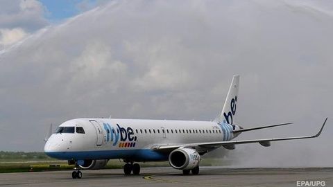 Британияда самолёт олд шассисиз қўнишни амалга оширди (видео)