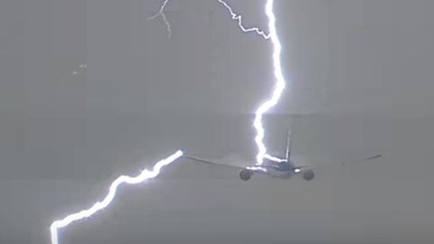 Лимага йўл олган Boeing йўловчи самолётини яшин урди (видео)