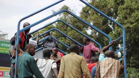 Эфиопияда автобус ағдарилиб кетиши натижасида 21 киши ҳалок бўлди