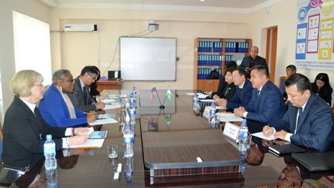 AQShning O‘zbekistondagi elchixonasi Qoraqalpoq davlat universitetiga qariyb 17 ming dollarlik kitob va kompyuterlar sovg‘a qildi