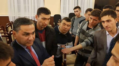 Prezident maslahatchisi Qahramon Quranboyev Rossiyadagi o‘zbek yoshlari bilan uchrashdi (video)