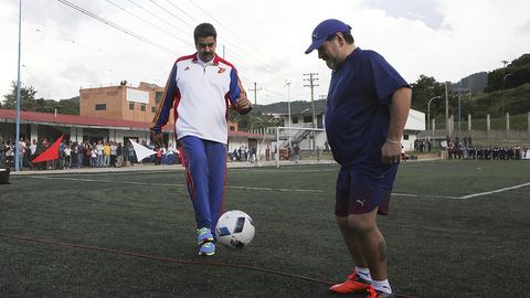 Venesuela prezidenti harbiy bazada Maradona bilan futbol o‘ynadi