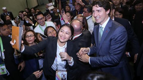 Канада бош вазири AСЕАН саммитини ёритаётган журналистлар учун селфи-сессия ўтказди