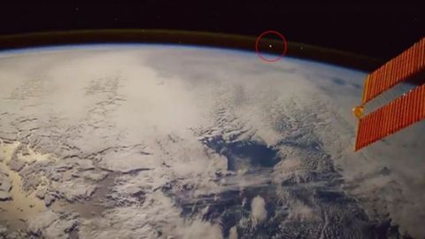 Италиялик астронавт Ерга метеорит тушишини космосдан тасвирга олди (видео)