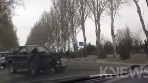 Бишкекда иккита жип тўқнашиб кетди, улардан бири давлатнинг олий мансабдор шахсларига ҳамроҳлик қилаётган эди