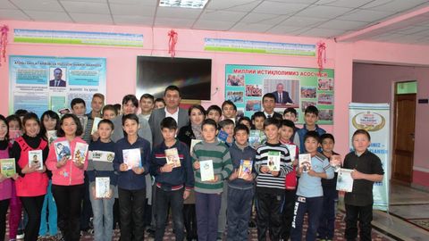 Жиззахдаги меҳрибонлик уйи тарбияланувчиларига 150 дан ортиқ китоб совға қилинди