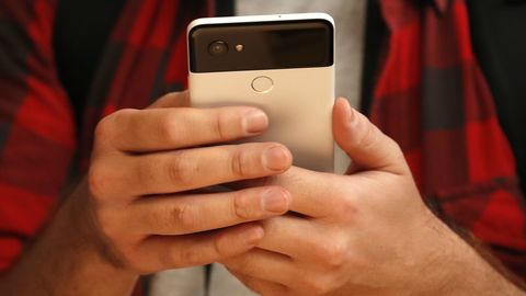 Google Android tizimida ishlovchi telefon foydalanuvchilarini kuzatadi. Hatto SIM-karta olinganda ham