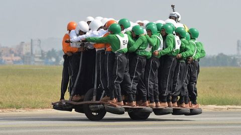 Hindistonga 58 nafar askar bitta mototsiklda harakatlanib jahon rekordini yangiladi (video)