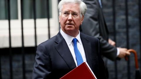 Britaniya mudofaa vaziri 5 yil avvalgi shilqimligi uchun iste’foga chiqdi