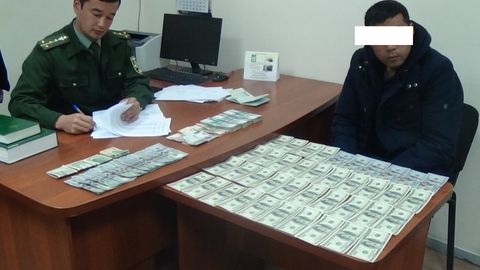 Самарқандда қарийб 10 минг долларни Россияга ноқонуний олиб кетмоқчи бўлган шахс тўхтатиб қолинди