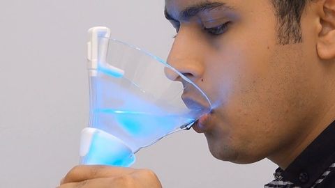 Singapurlik olimlar suvni har qanday ichimlikka aylantiruvchi stakan yaratdi (video)