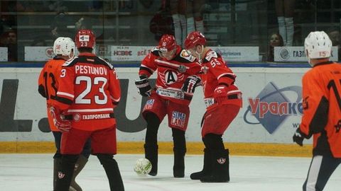 Екатеринбургнинг футбол ва хоккей жамоалари этик кийиб, муз устида беллашди (видео)