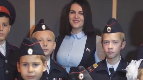 Россия Давлат думаси депутати кадетлар билан Путин ҳақидаги қўшиқни ижро этди (видео)