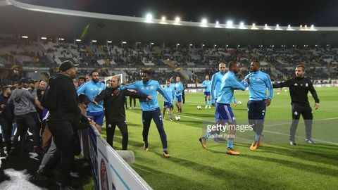 Патрис Эвра Эрик Кантонани такрорлади ва ўзини ҳақорат қилган мухлис бошига бутсаси билан зарба берди