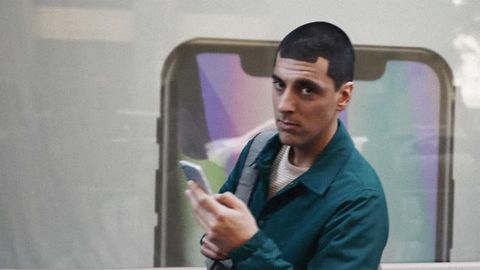 Samsung янги рекламада Apple’нинг устидан кулди (видео)