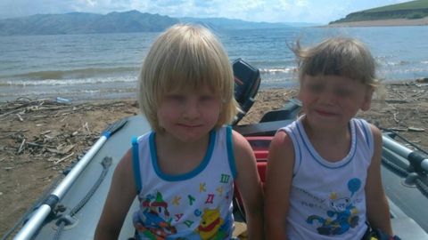 Sud xakasiyalik ayolning o‘g‘illaridan birining sochi uzunligi sababli olib qo‘yilgan bolalarni qaytarishga qaror qildi