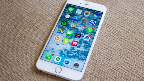 Apple eski iPhone’larning ishlashini ataylab sekinlashtirayotganini tan oldi