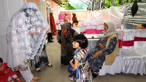 Qizlik uyini tark etar onda onasiga she’r aytgan o‘zbekistonlik kelinchak (video)