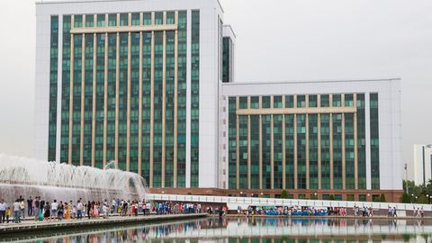 Молия вазирлиги бир кунда 50 нафар ходимнинг ишдан бўшатилганини инкор этди