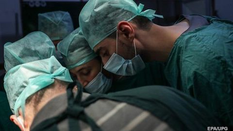 Грузиялик жарроҳлар беморнинг қорнидан 25 йил аввал унутиб қолдирилган пинцетни чиқариб олди