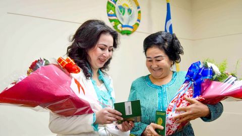 Navoiyda bir oilaning uch a’zosi O‘zbekiston fuqaroligiga qabul qilindi