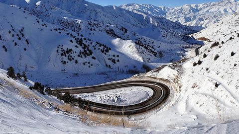 Qamchiq dovoni vaqtinchalik yopilgan paytda qutqaruvchilar fuqarolarga yordam ko‘rsatdi