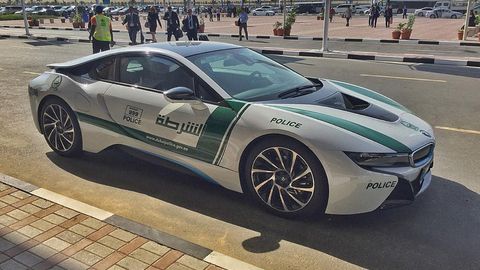 Дубай полицияси ҳайдовчини Instagram’даги изоҳда жаримага тортди