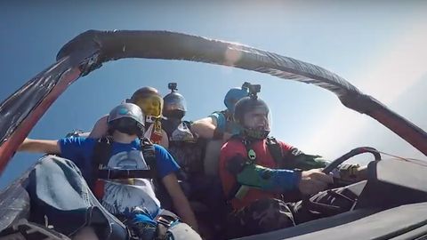 Skaydayverlar 9 ming metr balandlikdan mashinada sakradi (video)