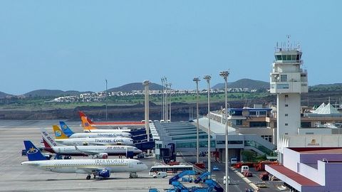 Испаниядаги аэропортда юк машинаси автобус билан тўқнашиб кетди