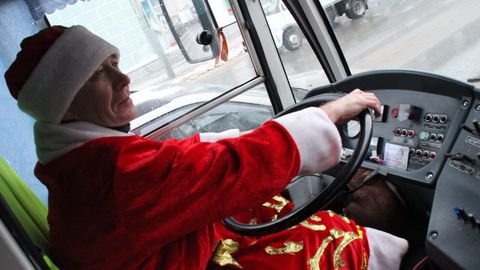 Yangi yil arafasida samarqandlik haydovchilar Qorbobo kiyimida yo‘lovchi tashiydi