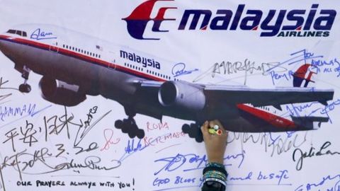 Malayziya yo‘qolgan samolyoti yo‘lovchilarining oilalari Boeing’ga qarshi sudga da’vo kiritadi