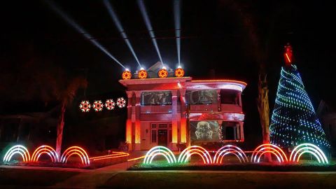 Texaslik kishi do‘stining uyini “Yulduzlar jangi” uslubida chiroqlar bilan bezadi (video)