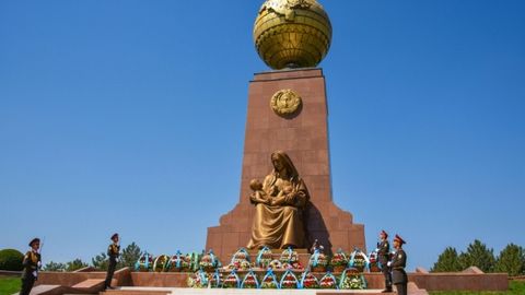 Konstitutsiyaning 25 yilligi munosabati bilan Mustaqillik va ezgulik monumenti poyiga gulchambarlar qo‘yildi