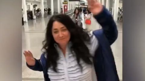 Aeroportda raqsga tushgan Lolitani jinnixona bemoriga o‘xshatishdi (video)