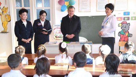 Shavkat Mirziyoyev Qoraqalpog‘istonning Chimboy tumanidagi maktabgacha ta’lim muassasasiga tashrif buyurdi