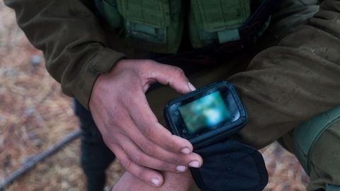 Isroillik askarlarga jangovar smartfonlar berildi