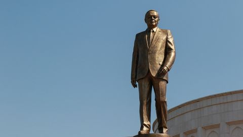 Qirg‘iziston prezidenti So‘ranbay Jeenbekov Islom Karimov haykali poyiga gul qo‘ydi