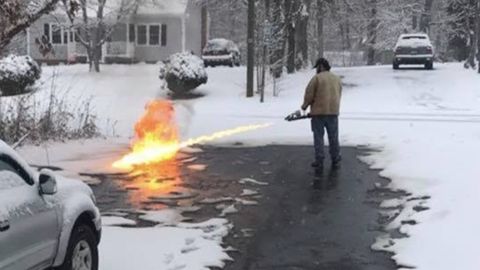 Америкалик эркак уйи олдидаги қорни ўтсочар билан тозалади (видео)