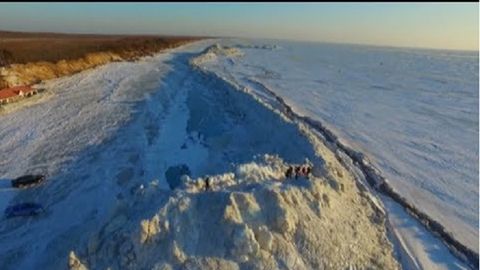 Rossiya va Xitoy chegarasida ulkan muz devori hosil bo‘ldi (video)