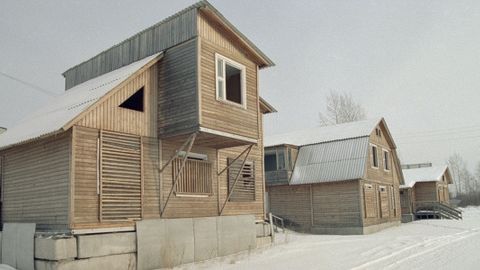 Yakutsk sudi ko‘p bolali oilaga qo‘shni hovliga qaragan derazalarni urib tashlash majburiyatini yukladi