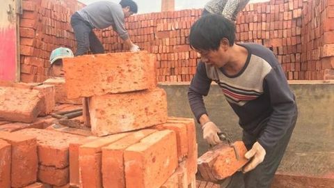 Xitoydagi fabrika egasi ishchilarga maosh o‘rniga g‘isht berdi