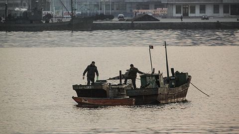 Жанубий Корея Ҳарбий-денгиз кучлари Япон денгизида «шимоллик» балиқчини қутқарди