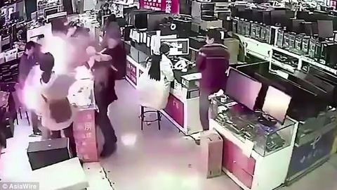 Хитойлик эркакнинг оғзида iPhone’нинг сохта батареяси портлаб кетди (видео)