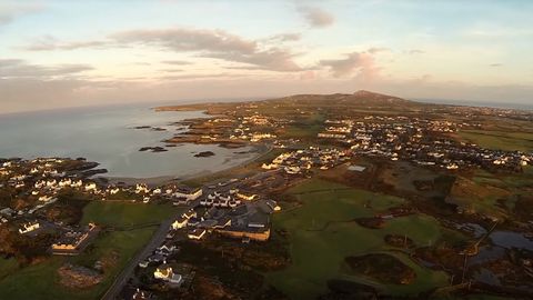 Britaniyalik harbiy ishxonasiga har kuni o‘z paraplanida uchib boradi (video)